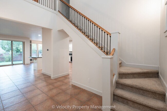 Building Photo - Beautiful NW Bend Home!