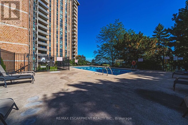 Building Photo - 5250-5250 Lakeshore Rd.