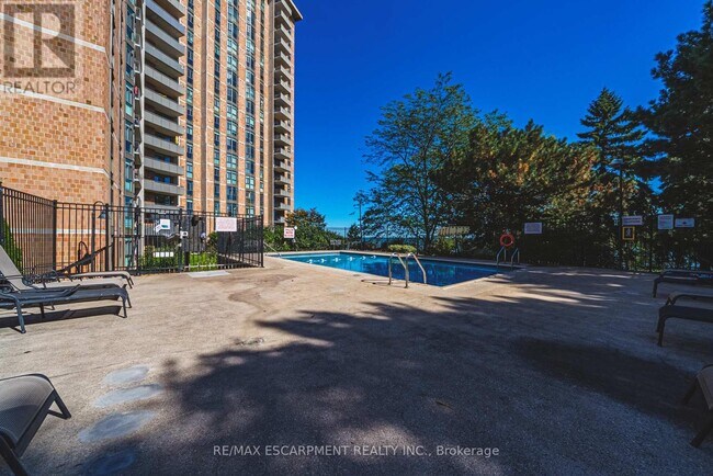 Photo du bâtiment - 5250-5250 Lakeshore Rd.