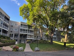 Building Photo - 135 Viking Dr E