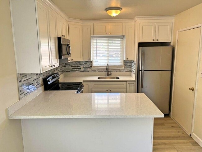 Foto del edificio - Remodeled 2 Bedroom Duplex w/ 1 Car Garage *Star Rentals