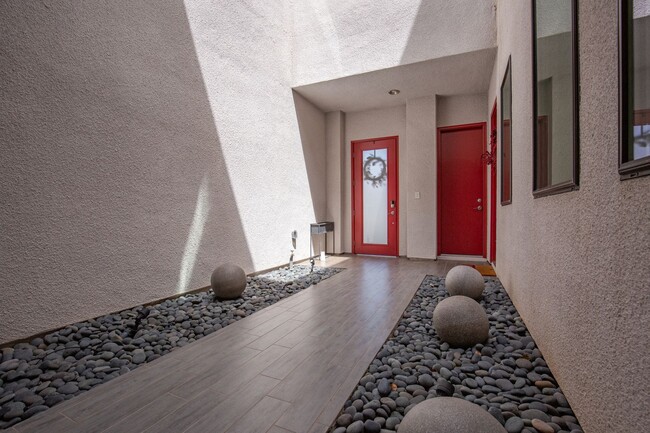 Building Photo - STUNNING MODERN HOME IN HENDERSON