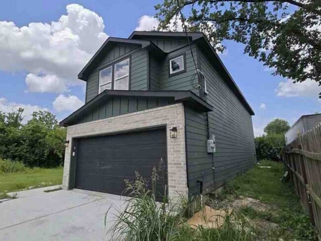 Building Photo - 15565 Kurt Dr
