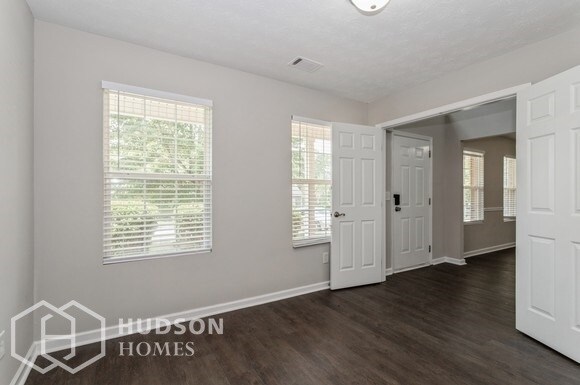 Foto del edificio - SELF TOUR NOW! - 1506 Locomotive Dr NE, Co...