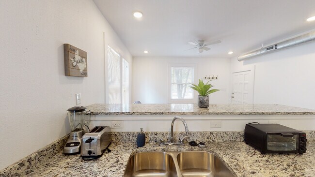 Foto del edificio - 402 E Dewey Pl