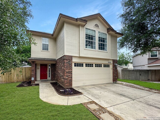 Foto del edificio - A beautifully remodeled 3-bedroom 2.5-bath...