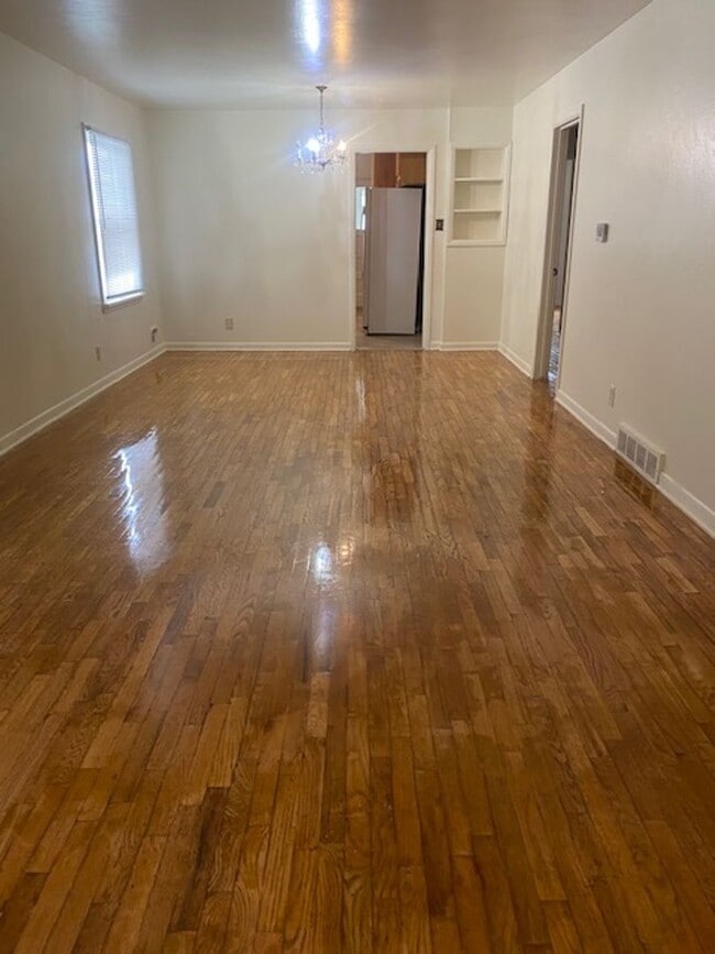 Building Photo - CHARMING 3 BED, 1 BATH HOME