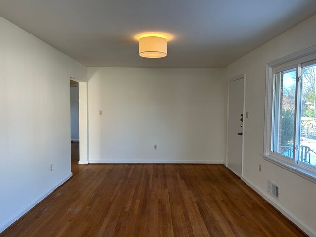 Foto del edificio - Charming, 3 BR Forest Hill Home Near Park, Breweries & Coffee