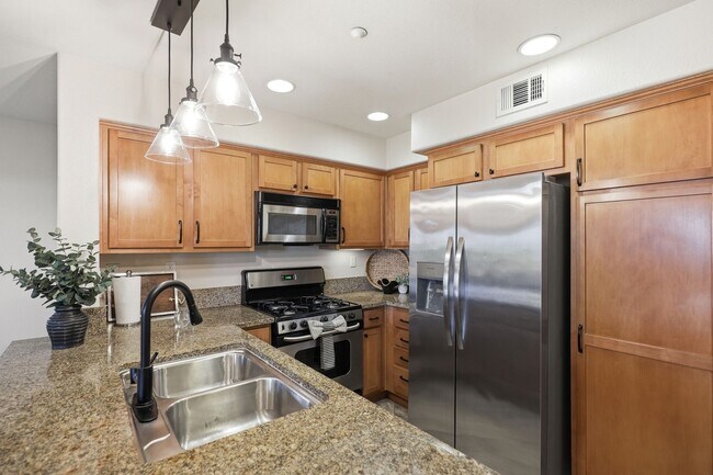 Foto del edificio - Point Loma, "The Bay" 2 bed 2 Bath Townhome now available! Amazing amenities, don't miss out
