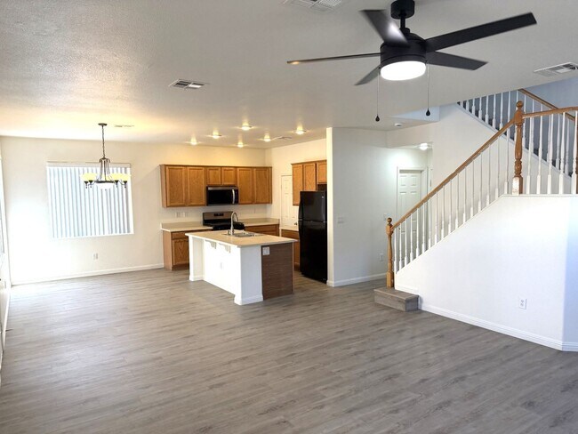 Building Photo - BEAUTIFUL 4 BEDROOM, 2.5 BATH HOME