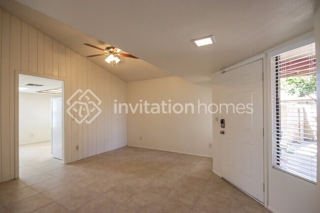 Building Photo - 6637 W Poinsettia Dr