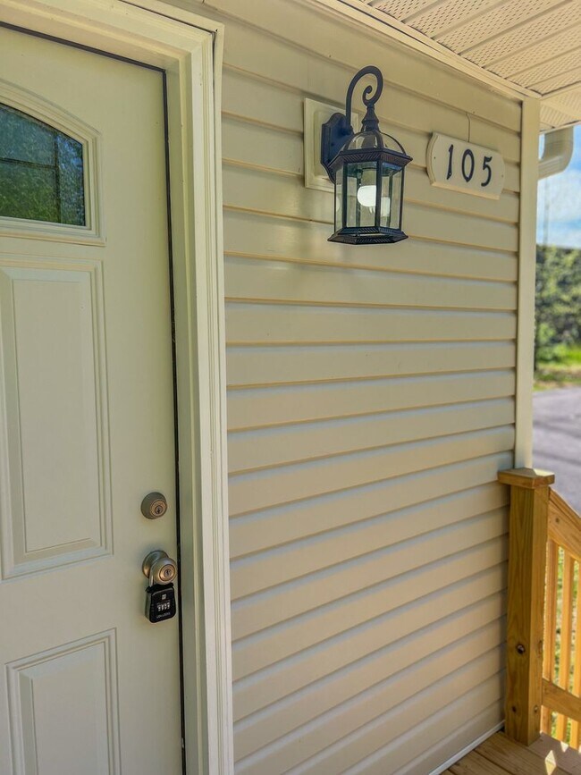 Foto del edificio - Renovated Home Off Madison Street – Pet Friendly!