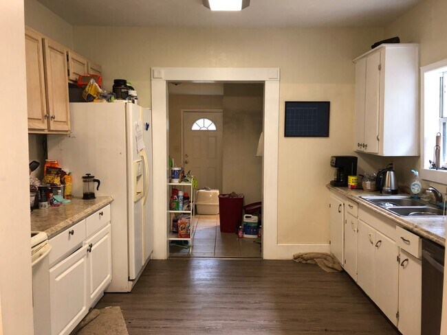 Foto del edificio - Large 4 Bedroom, 2 Bathroom House