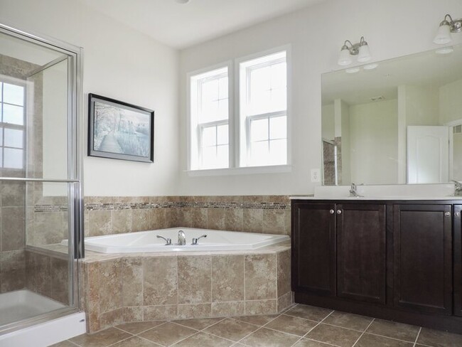Building Photo - Pet Friendly 3 Level Inner Townhouse with ...