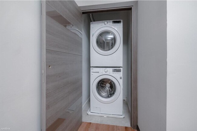 Foto del edificio - 2 br, 1 bath 4plex - 2541-43 MONTROSE ST U...