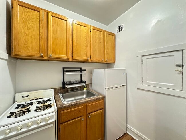 Building Photo - 2536 N Sawyer Ave