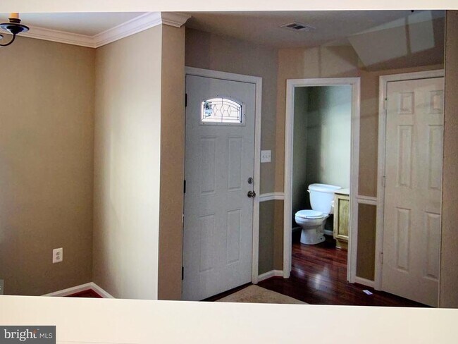 Foto del edificio - 910 Wind Ridge Dr