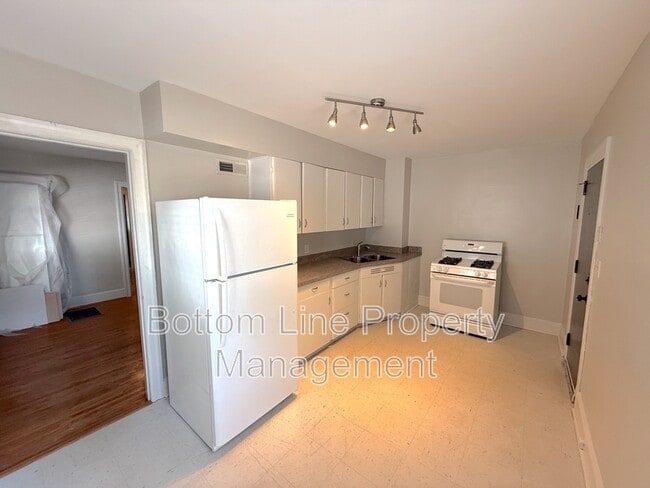 Building Photo - 1720 Garden Terrace