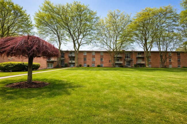 Building Photo - Updated Rocky River Condo – 1 Bed, 1 Bath in Prime Location Near Shopping & Lake Erie