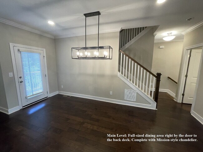 Building Photo - End unit Townhome!