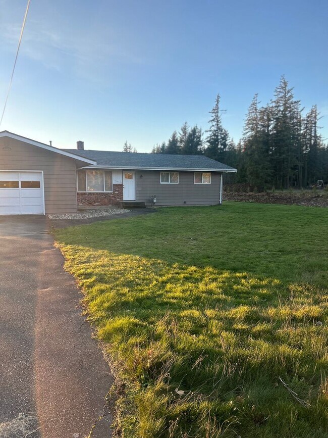 Building Photo - Rare 5-bedroom House with 1 Car Garage in ...