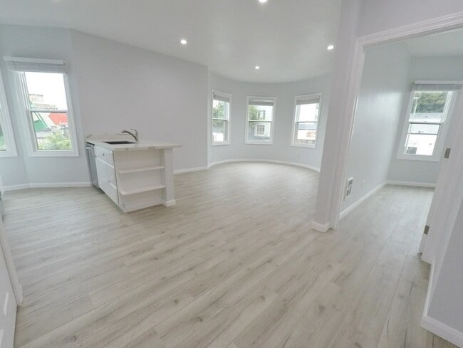 Building Photo - Fully Remodeled 1-Bed Apt with In-Unit Lau...