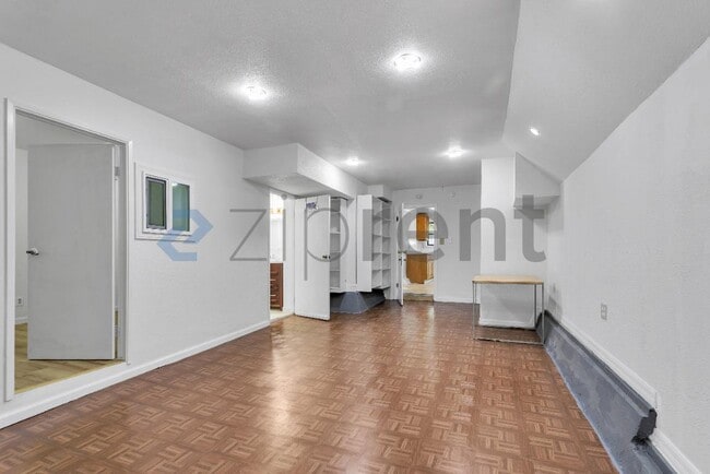 Building Photo - Unit B
