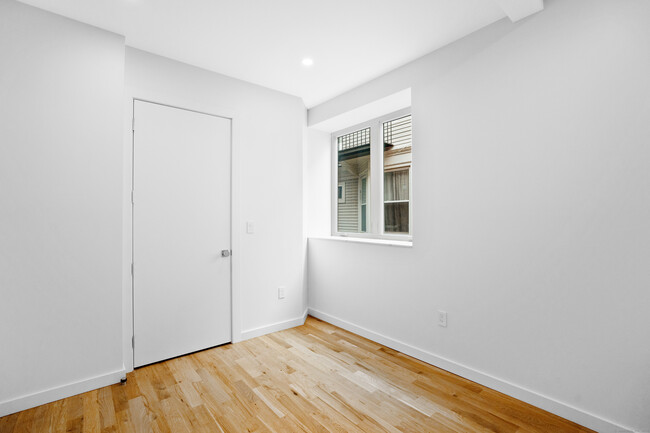 Building Photo - 590 Orange St