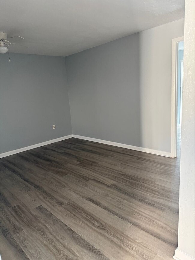 LEASE NOW AND ENJOY 50% OFF 2ND MONTH! Location, location, location! 875 SF Unit- 2 bd/ 1 ba near... - LEASE NOW AND ENJOY 50% OFF 2ND MONTH! Location, location, location! 875 SF Unit- 2 bd/ 1 ba near... Apartment