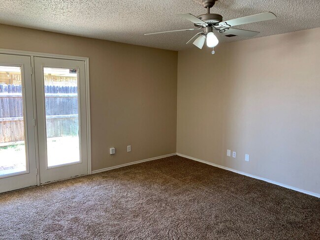 Building Photo - Cute Duplex