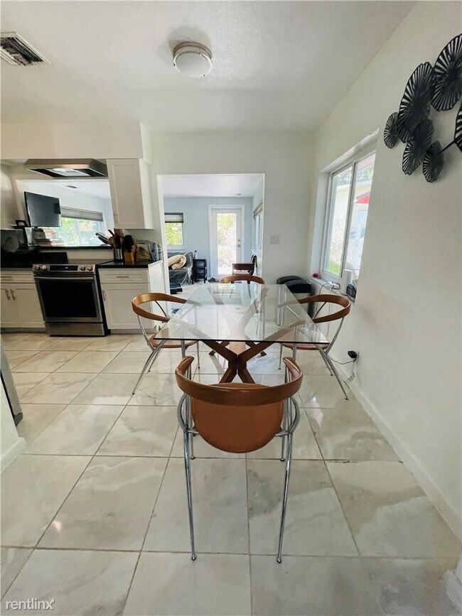 Foto del edificio - 3 br, 2 bath House - 1427 NW 7th Ter