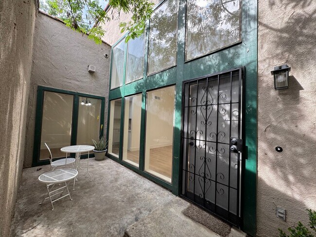 Foto del edificio - 5965 E Shields Ave