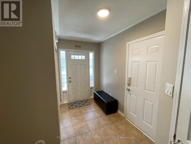 Building Photo - 877 Willingdon Crescent