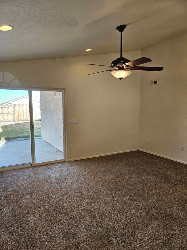 Foto del edificio - ALL PROSPECTIVE TENANTS MUST SUBMIT A $58 NON-REFUNDABLE APPLICATION FEE PER APPLICANT ONLINE AND...