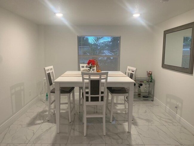 Fotografía del edificio - 1701 W Cluster Ave