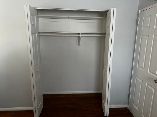 "room 1" - 3123 28th Pky