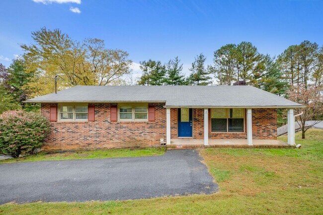Foto del edificio - Spacious 3-Bedroom Home with Finished Basement and Scenic Views in Colonial Heights