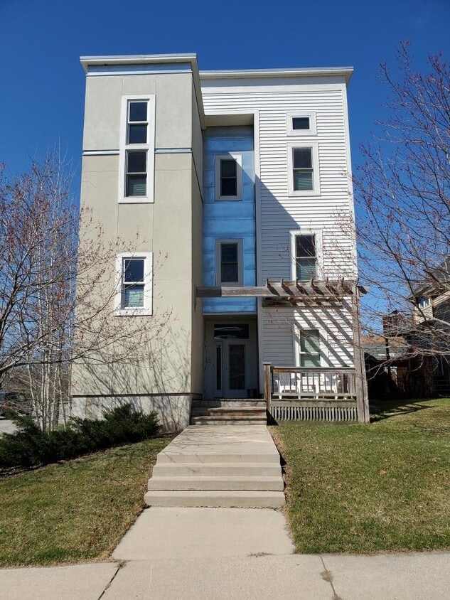 2905 N Newhall St Unit 501, Milwaukee, WI 53211 Condo for Rent in