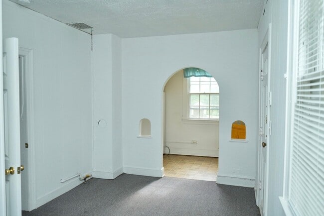 Building Photo - 2321 Fontaine Ave Ext