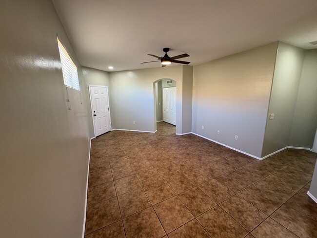 Building Photo - Move in ready Vail School District