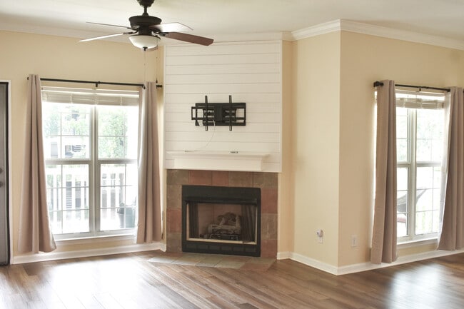 Building Photo - 700 Daniel Ellis Dr