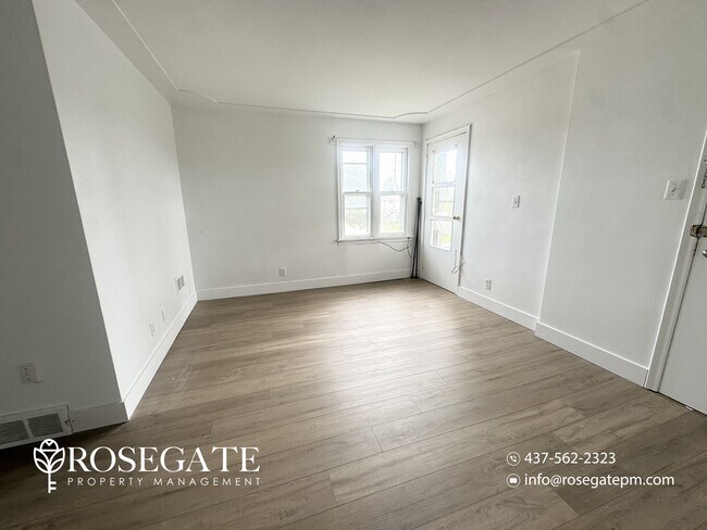 Photo du bâtiment - Cozy 1-Bedroom Apartment with Private Balcony & Parking – Cambridge