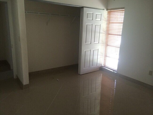 Foto del edificio - 485 N Pine Island Rd