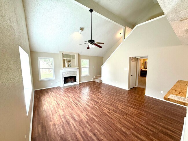 Foto del edificio - AVAILABLE NOW! Two Story 4 Bedroom / 2.5 B...
