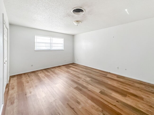 Building Photo - 709 E Sunset Cir