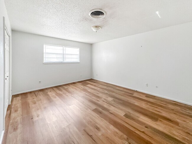 Building Photo - 709 Sunset Circle