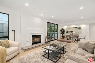 Building Photo - 656 N W Knoll Dr