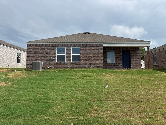 Foto del edificio - BRAND NEW Three Bedroom | Two Bath Home in...