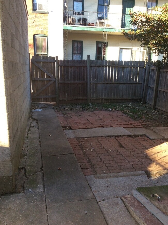 Building Photo - 1st Floor 2 Bedroom Apartment in York City SD