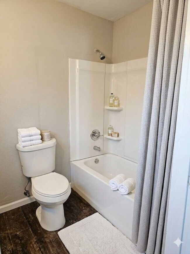 Foto del edificio - 1806 Camelot Dr